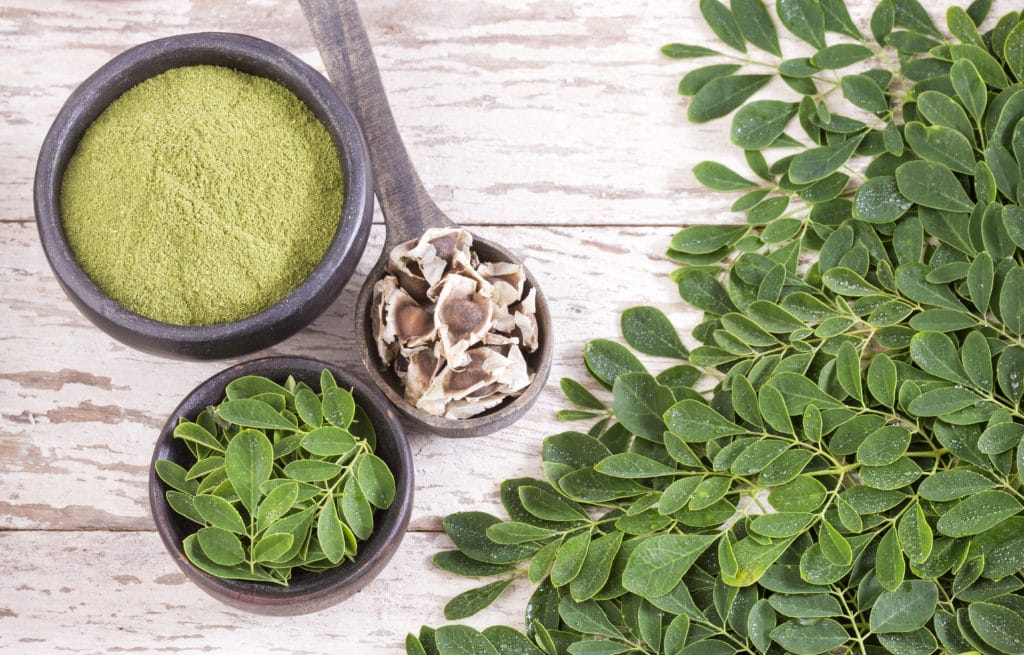 Toutes les parties du moringa (feuilles, graines) au naturel et en poudre.