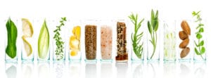 ingrédients naturels alignés dans des bocaux transparents