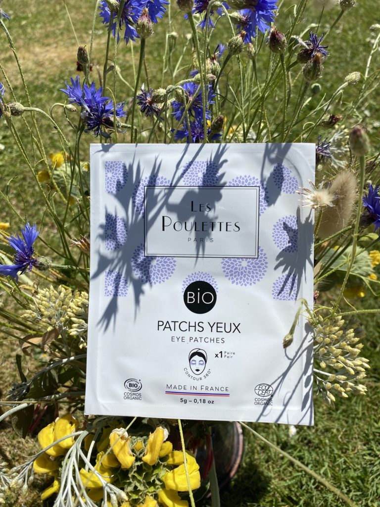 Une pochette de Patchs pour les yeux dans les fleurs des champs